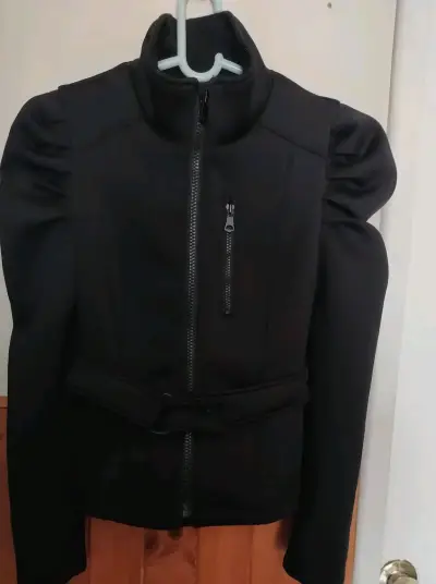 Abrigo negro con cuello de piel sintética - miniatura 4