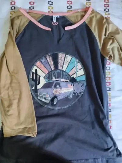 Polera manga larga con diseño de van retro - miniatura 1