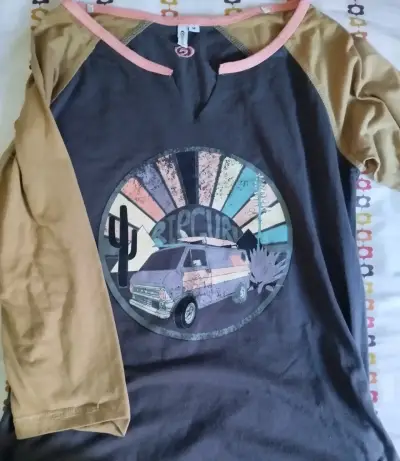 Polera manga larga con diseño de van retro - miniatura 2