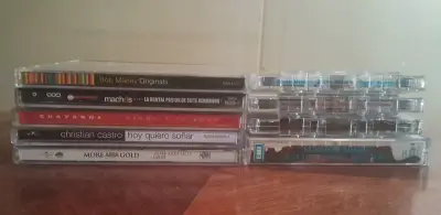 Colección de CDs y cassettes de música variada - miniatura 1