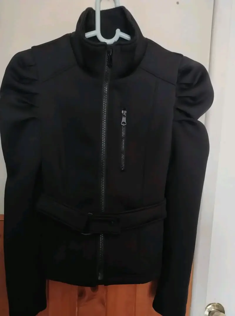 Chaqueta negra con cinturón y cierre