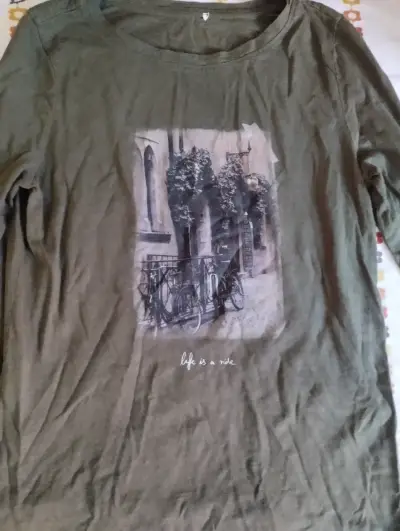 Polera manga larga verde con estampado talla m - miniatura 1
