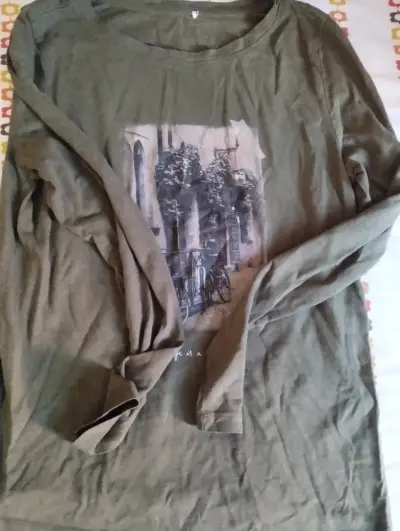 Polera manga larga verde con estampado talla m - miniatura 2