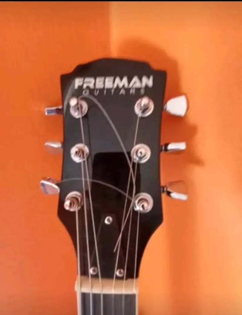 Guitarra eléctrica Freeman SG estilo clásico - 3