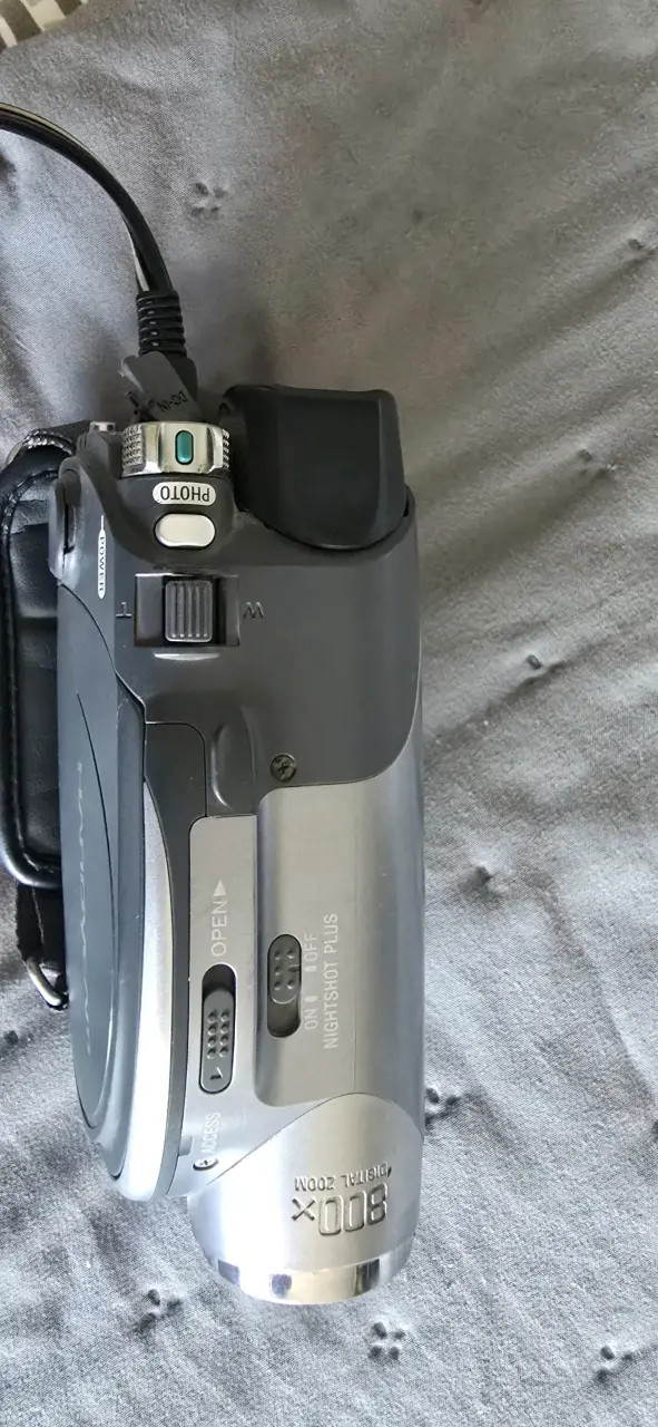 Videocámara Sony Handycam DCR-DVD205 con Zoom Óptico - 2