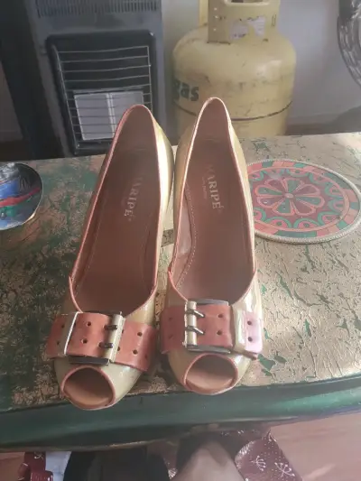 Zapatos de tacón abiertos Maripé amarillos - miniatura 1