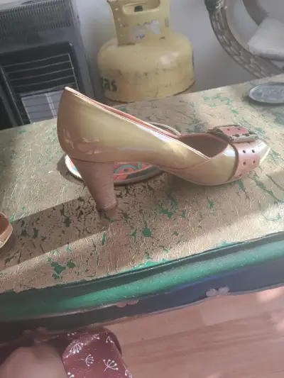 Zapatos de tacón abiertos Maripé amarillos - miniatura 2
