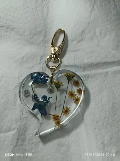 Llavero de resina con flores naturales - miniatura 2