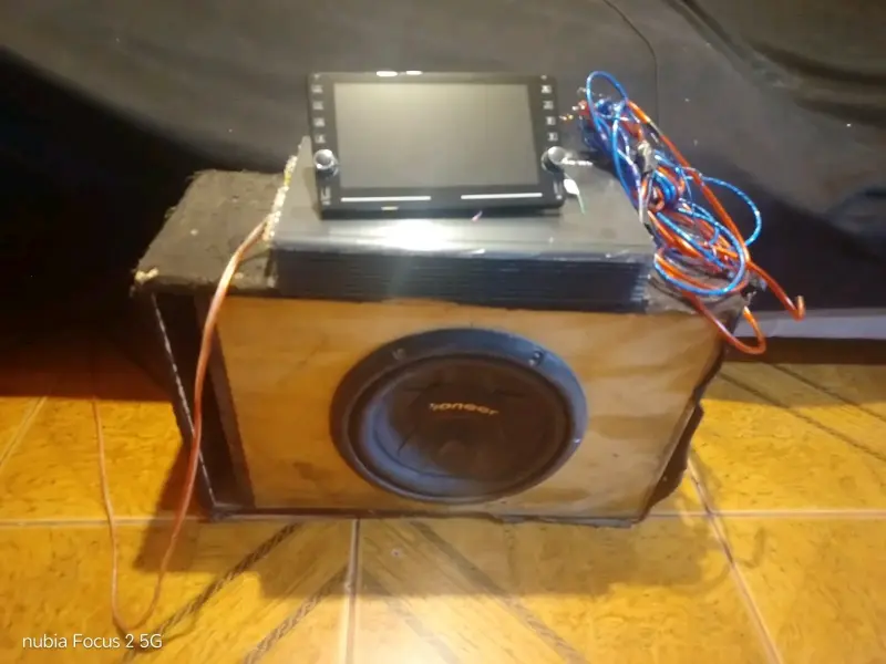 Sistema de sonido para auto con pantalla y subwoo - 1