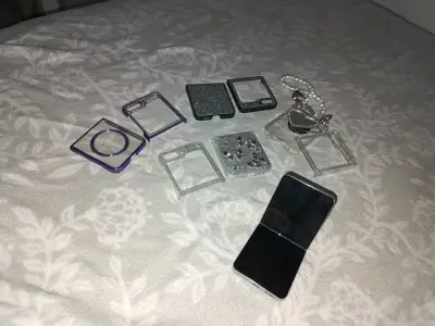 Samsung Galaxy 5 Z  Flip con 4 fundas - miniatura 1