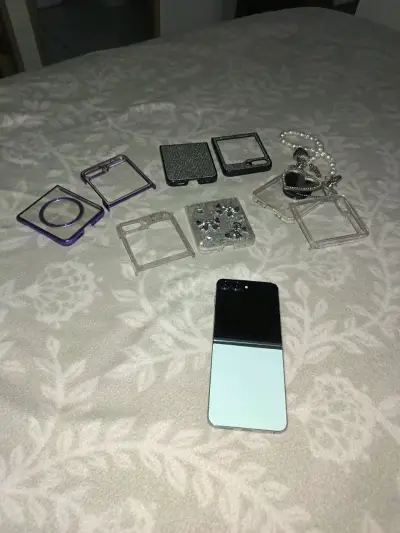 Samsung Galaxy 5 Z  Flip con 4 fundas - miniatura 2