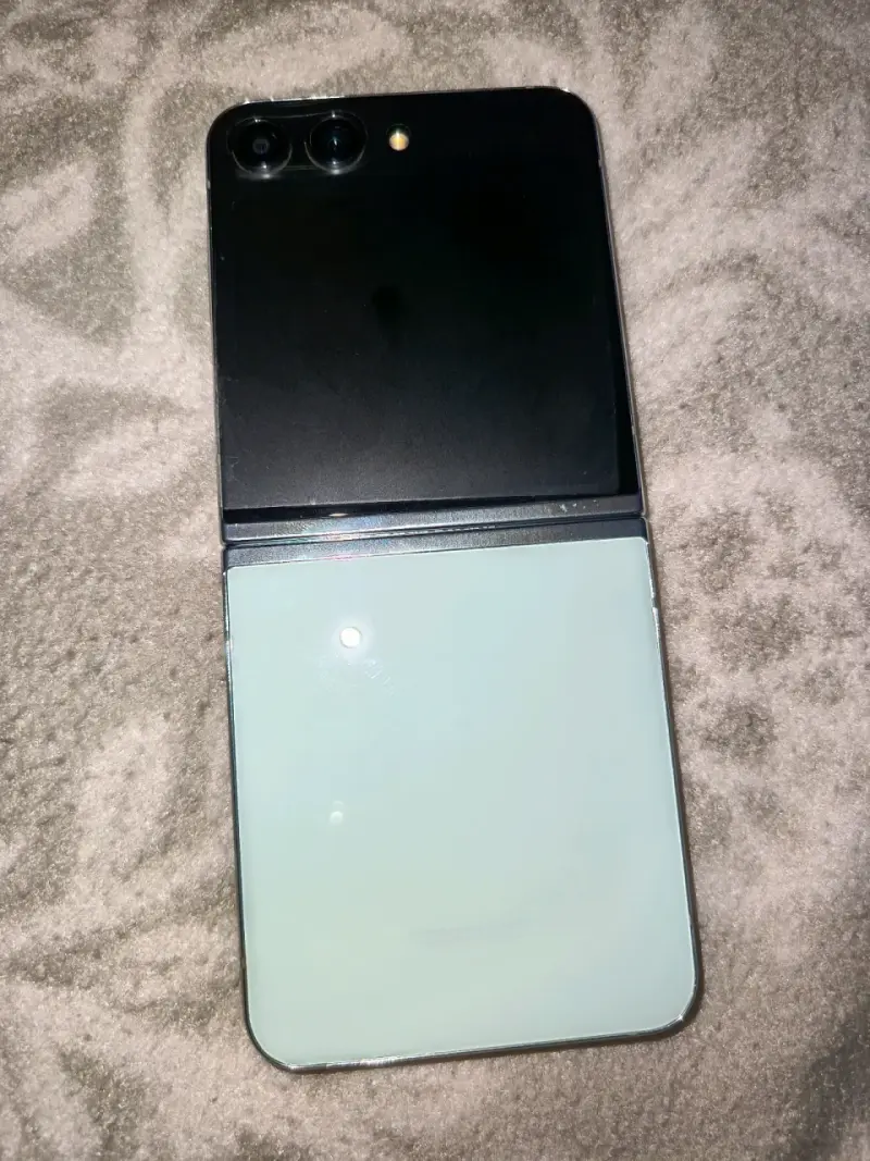 Samsung Galaxy 5 Z  Flip con 4 fundas - 5