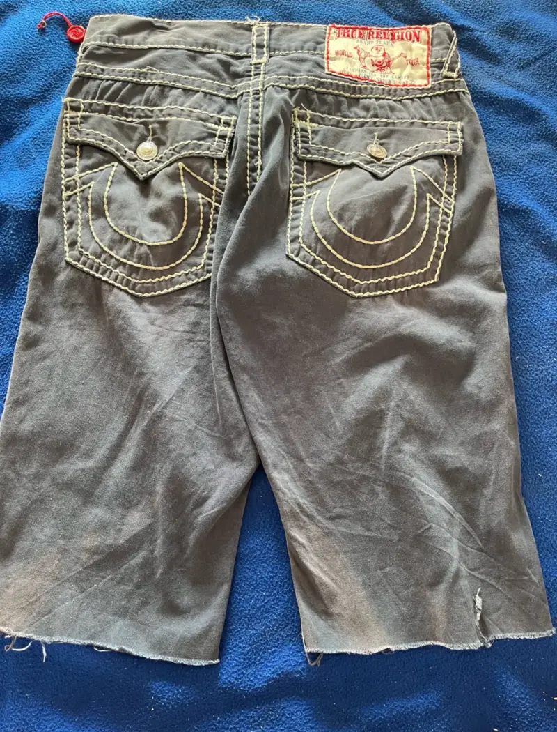 Bermudas True Religion de mezclilla con costuras contrastantes - 5