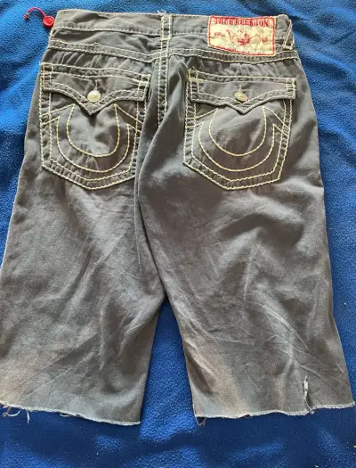 Bermudas True Religion de mezclilla con costuras contrastantes - miniatura 5