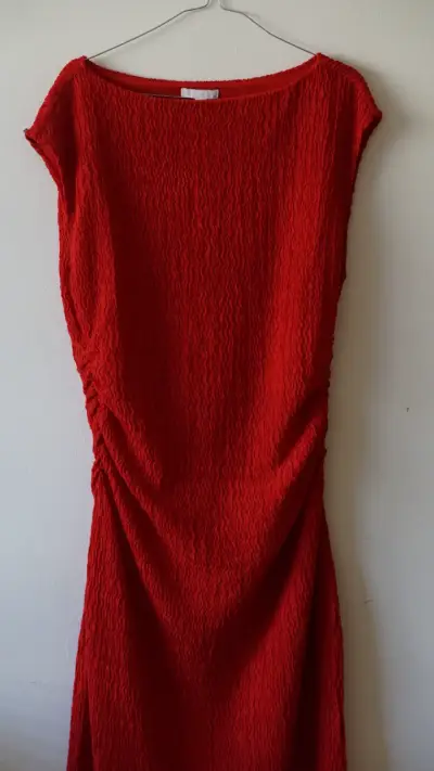 Vestido rojo texturizado H&M talla L - miniatura 1