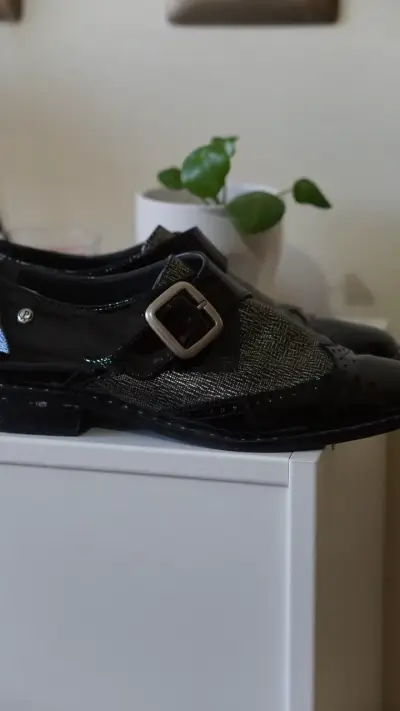 Zapatos de charol negros con hebilla elegante - miniatura 1
