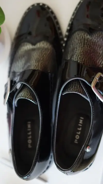 Zapatos de charol negros con hebilla elegante - miniatura 2
