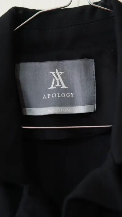 Chaleco Negro Sin Mangas Apology - miniatura 2
