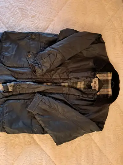 Chaqueta impermeable negra con forro a cuadros - miniatura 1