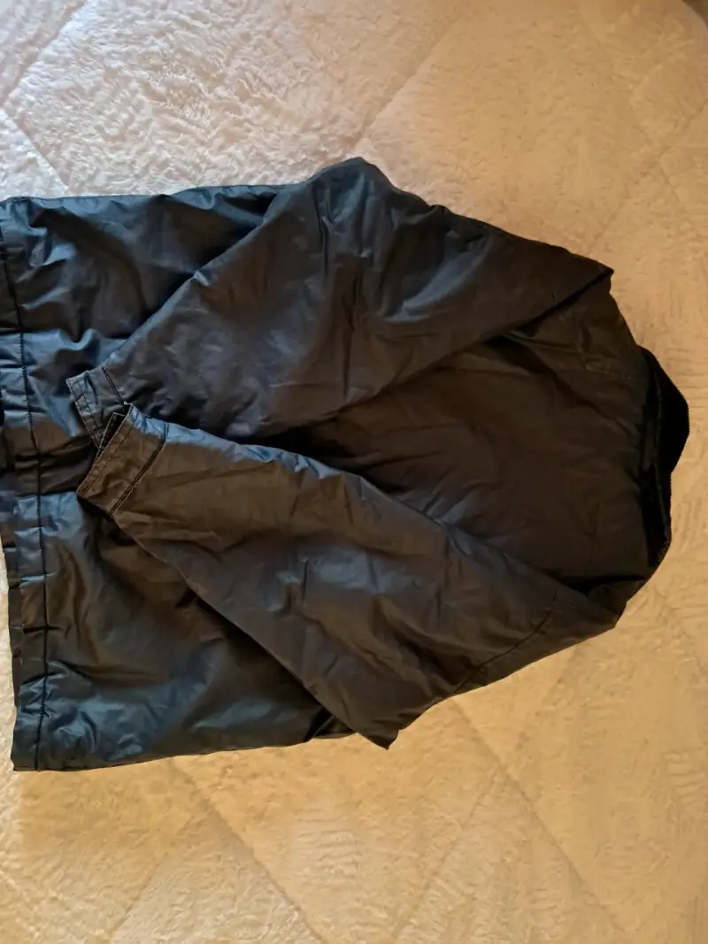Chaqueta impermeable negra con forro a cuadros - 2