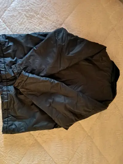 Chaqueta impermeable negra con forro a cuadros - miniatura 2