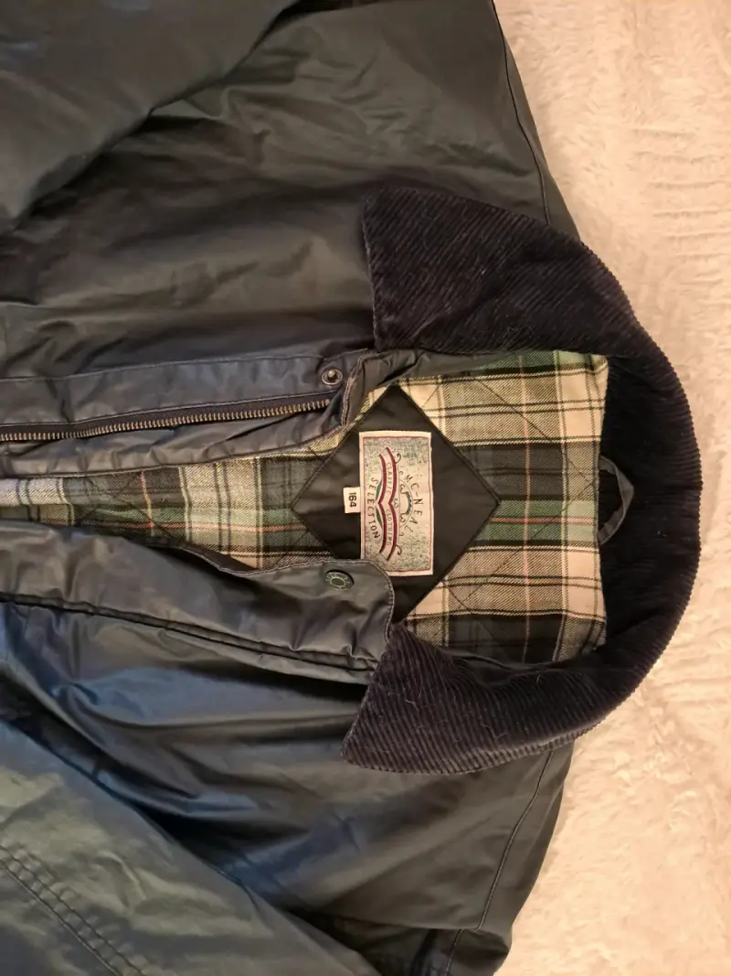 Chaqueta impermeable negra con forro a cuadros - 3
