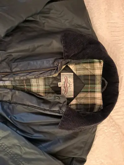 Chaqueta impermeable negra con forro a cuadros - miniatura 3
