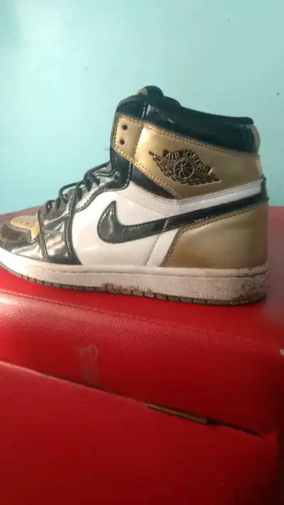 Zapatillas Air Jordan 1 Retro High OG doradas - miniatura 1