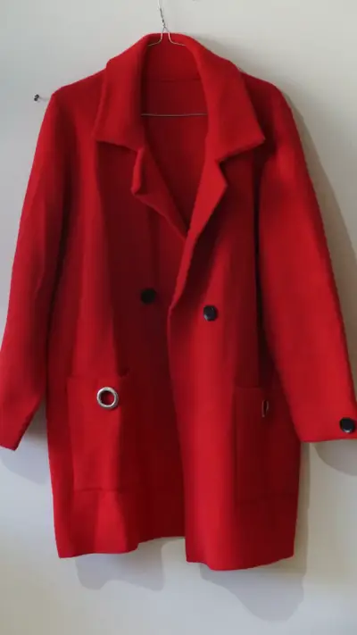 Abrigo rojo de lana con botones decorativos - miniatura 1