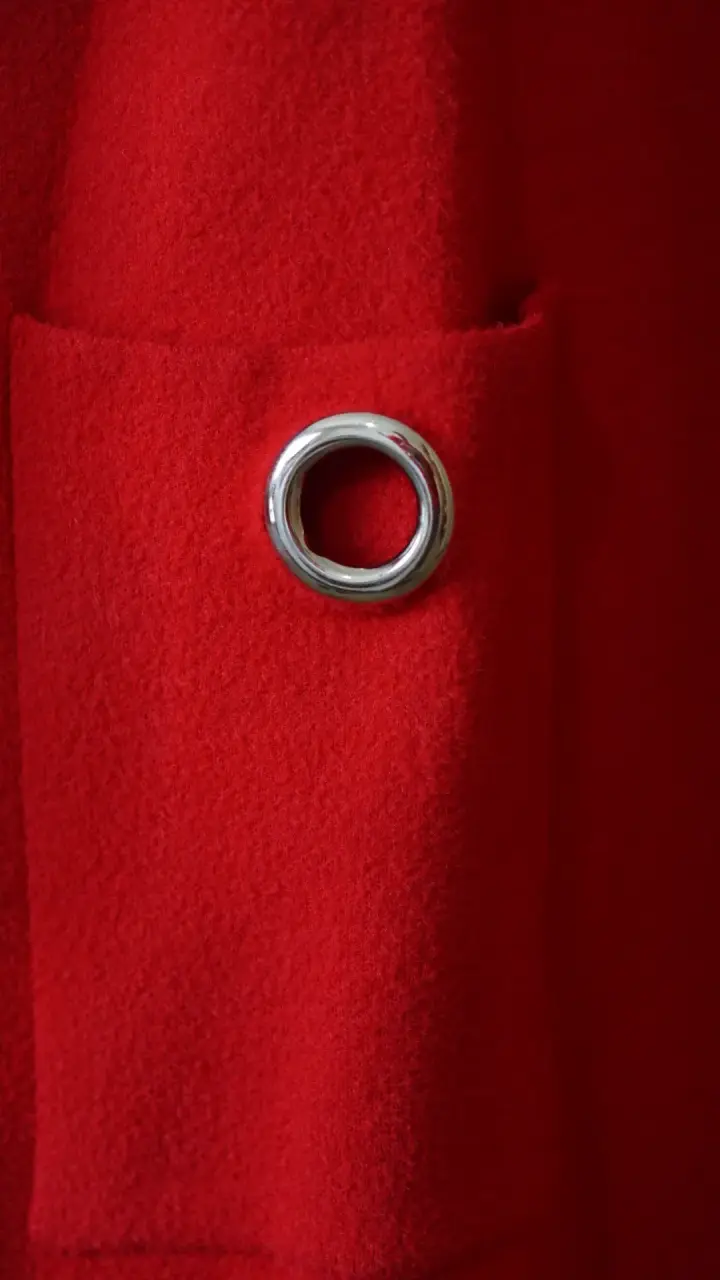 Abrigo rojo de lana con botones decorativos - 2