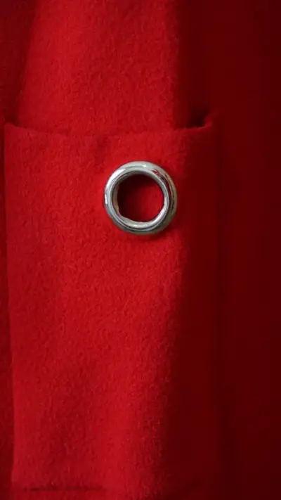 Abrigo rojo de lana con botones decorativos - miniatura 2