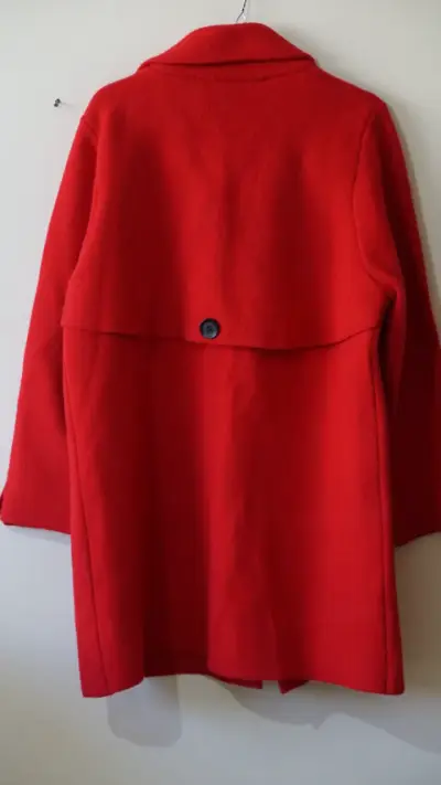 Abrigo rojo de lana con botones decorativos - miniatura 3
