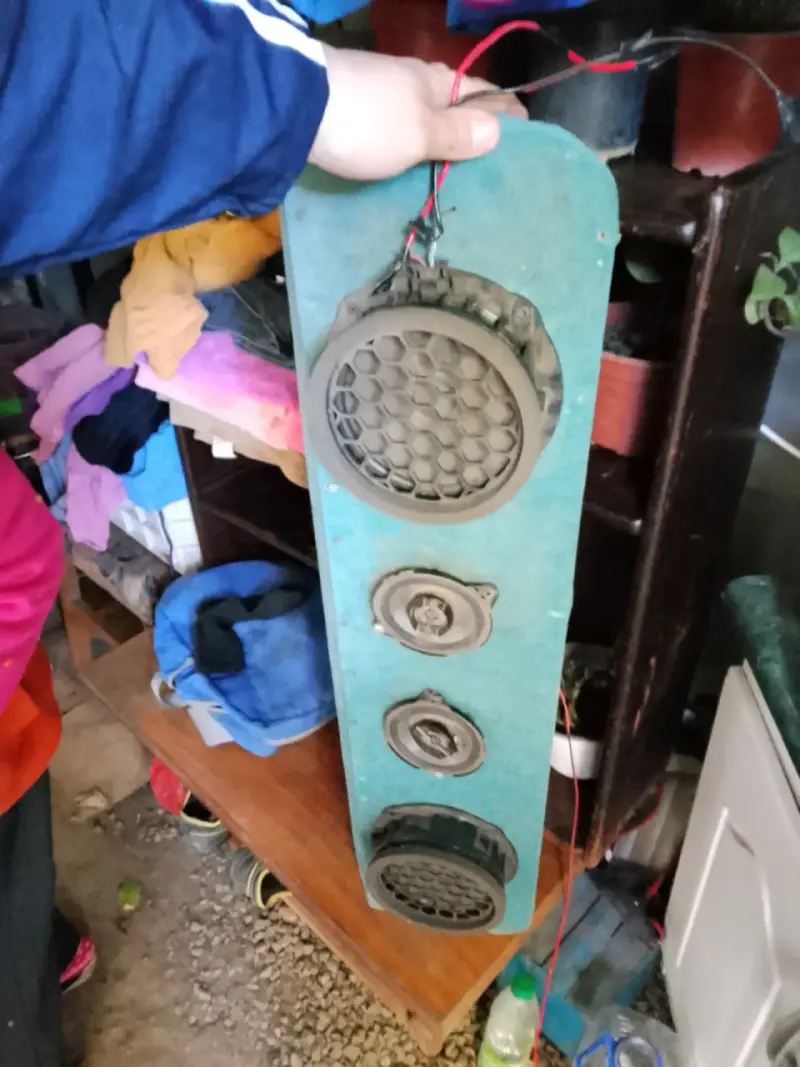 Parlante de madera con múltiples altavoces - 1