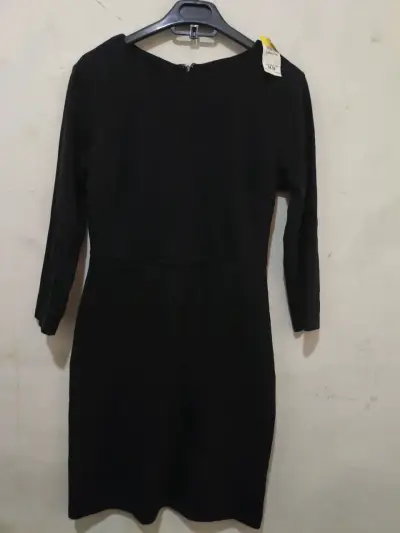 Vestido negro elegante de manga larga - miniatura 3