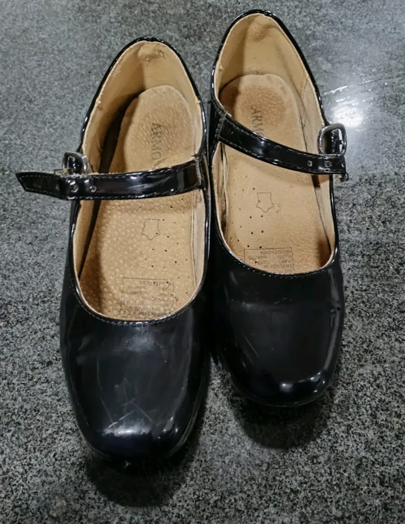 Zapatos de charol negro para niña con hebilla - 1