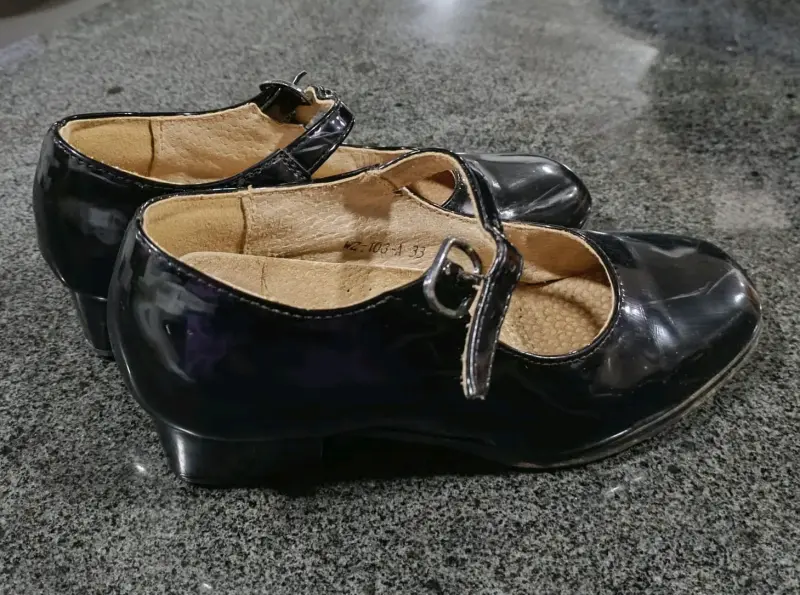 Zapatos de charol negro para niña con hebilla - 2