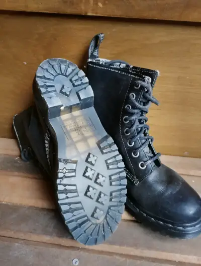 Botas de cuero negro estilo militar - miniatura 1