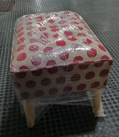 Puff tapizado con diseño de lunares rojos - miniatura 1