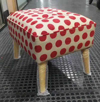 Puff tapizado con diseño de lunares rojos - miniatura 2