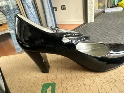 Zapatos de tacón negro charol para mujer - miniatura 1
