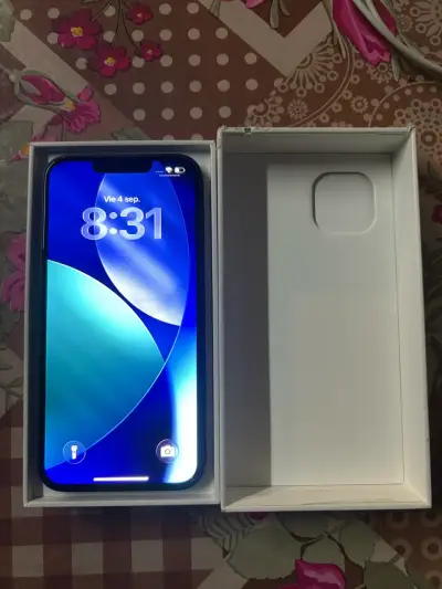 iPhone 13 en buen estado con caja original - miniatura 1