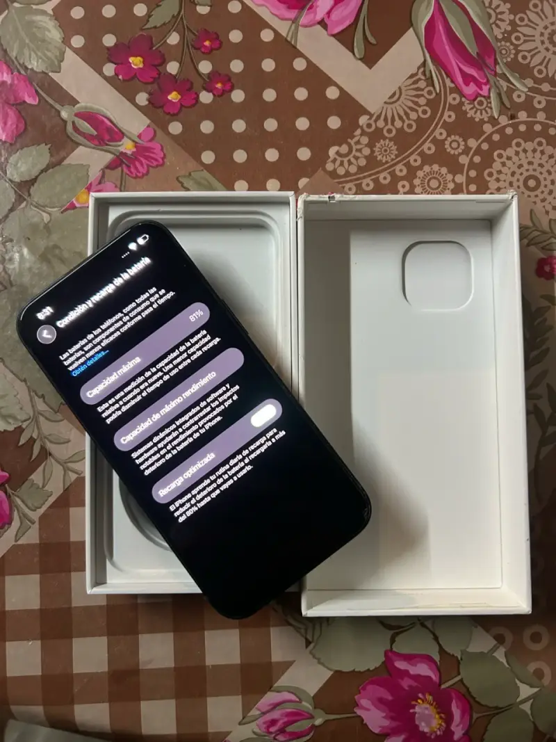 iPhone 13 en buen estado con caja original - 3