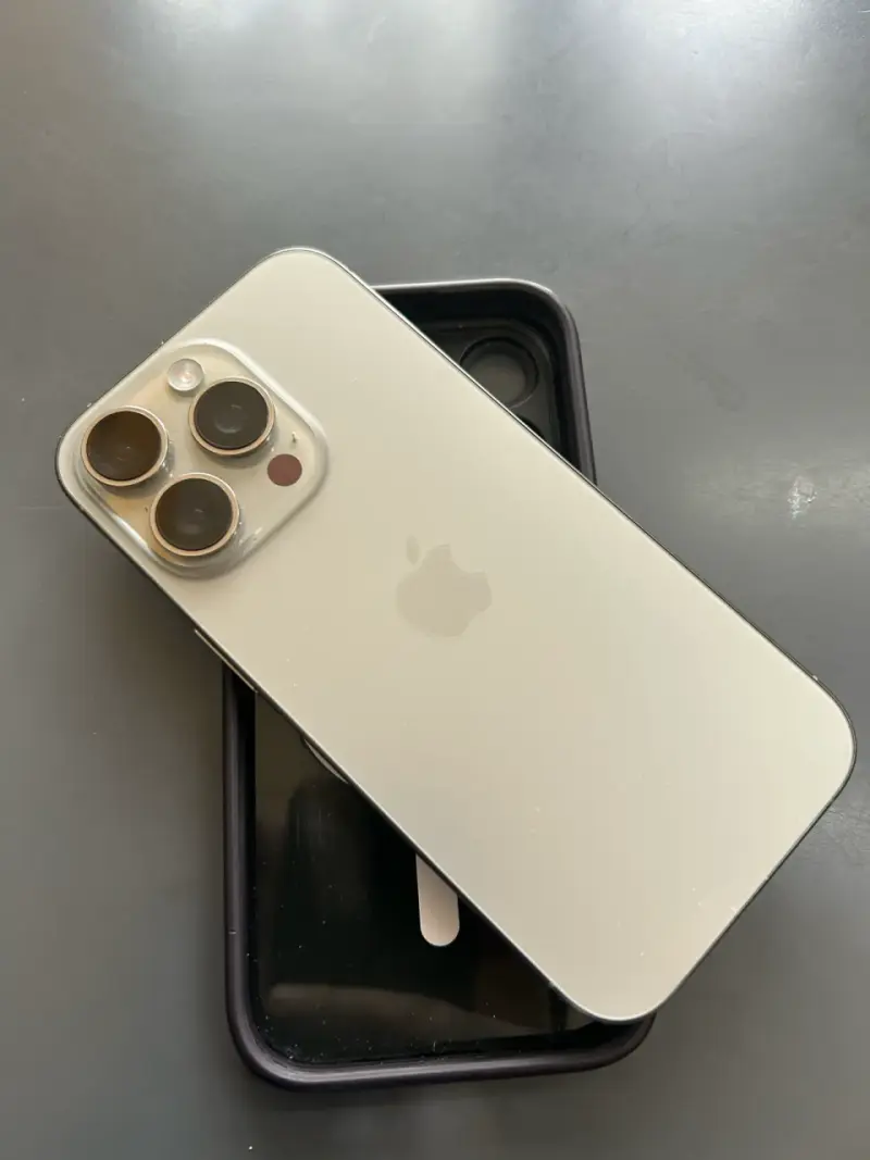 iPhone 16 Pro en buen estado - 2