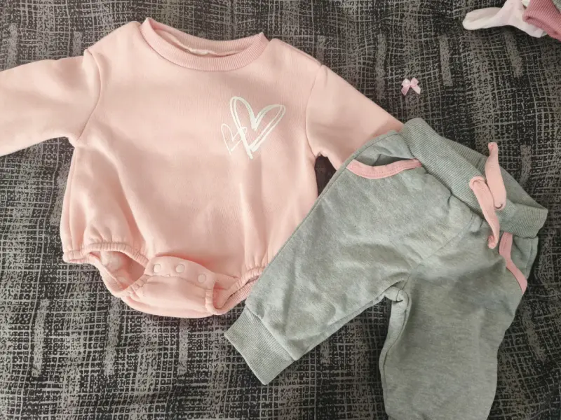 Conjunto de ropa para bebé en varios colores - 1