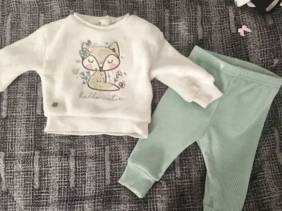 Conjunto de ropa para bebé en varios colores - miniatura 3