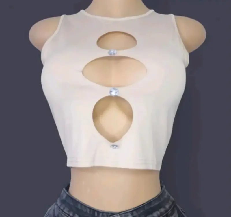 Top corto beige con aberturas y detalles brillante