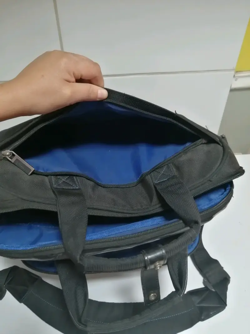 Maletín negro para laptop Saxoline con correa ajus - 4