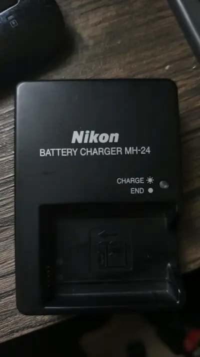 Cargador de Batería Nikon MH-24 - miniatura 1