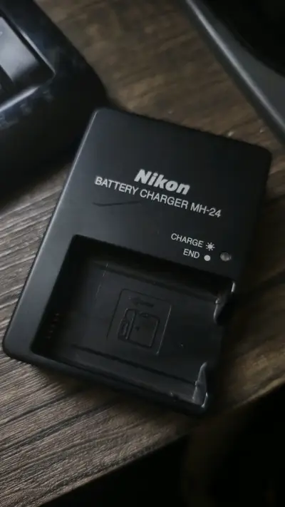Cargador de Batería Nikon MH-24 - miniatura 2