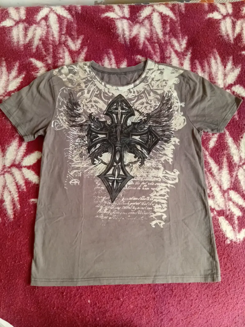 Polera y2k gris con diseño de cruz y alas